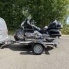 COPMUNO600-NOIR-Remorque-porte-moto-abaissable-et-pliable-Cochet-noir-PTC600kg-1.jpg Rimorchio portamoto abbassabile e pieghevole Cochet nero PTT 600 kg